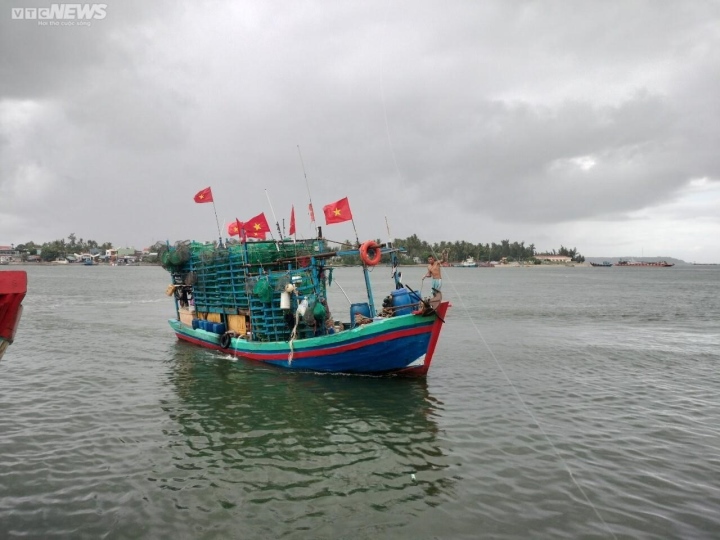 Bão Noru vào Biển Đông, gần 8.000 ngư dân Quảng Nam, Quảng Ngãi còn ở ngoài khơi - Ảnh 1.