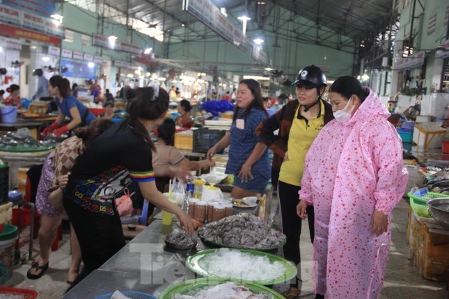 Người dân Đà Nẵng đổ ra chợ, siêu thị mua đồ trước bão - Ảnh 5.