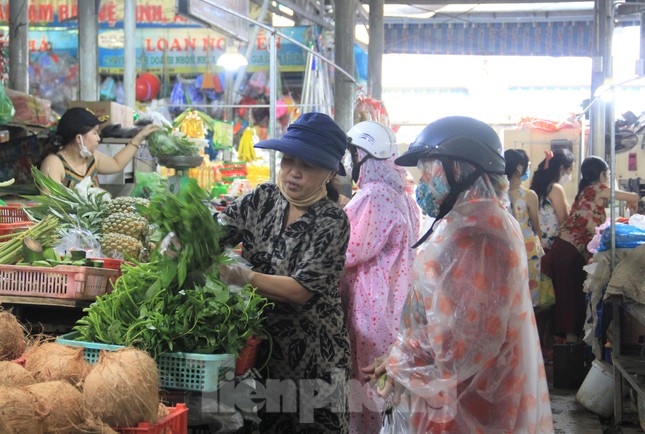 Người dân Đà Nẵng đổ ra chợ, siêu thị mua đồ trước bão - Ảnh 1.