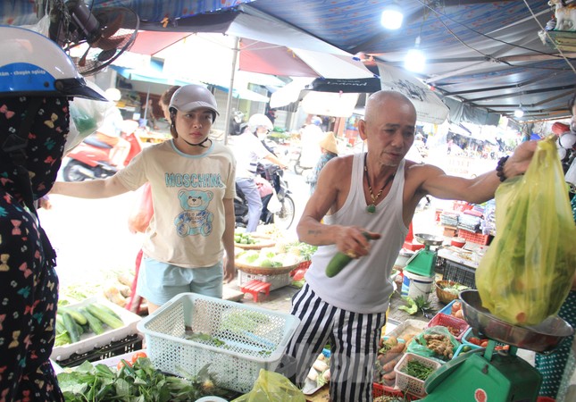Người dân Đà Nẵng đổ ra chợ, siêu thị mua đồ trước bão - Ảnh 4.