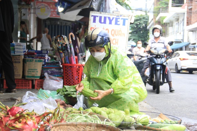 Người dân Đà Nẵng đổ ra chợ, siêu thị mua đồ trước bão - Ảnh 7.