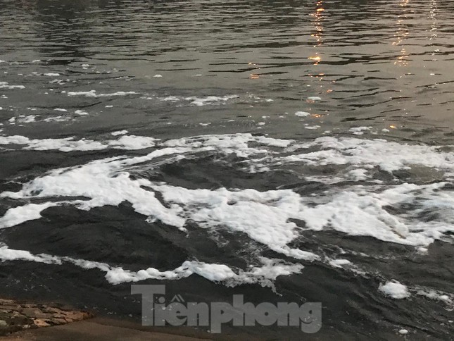 Hà Nội: Bất ngờ kênh dẫn nước Yên Sở bọt trắng như băng đổ ra sông Hồng - Ảnh 2.