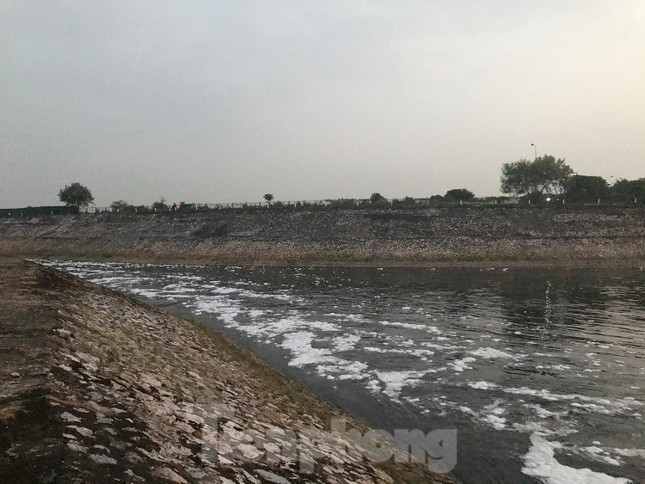 Hà Nội: Bất ngờ kênh dẫn nước Yên Sở bọt trắng như băng đổ ra sông Hồng - Ảnh 3.