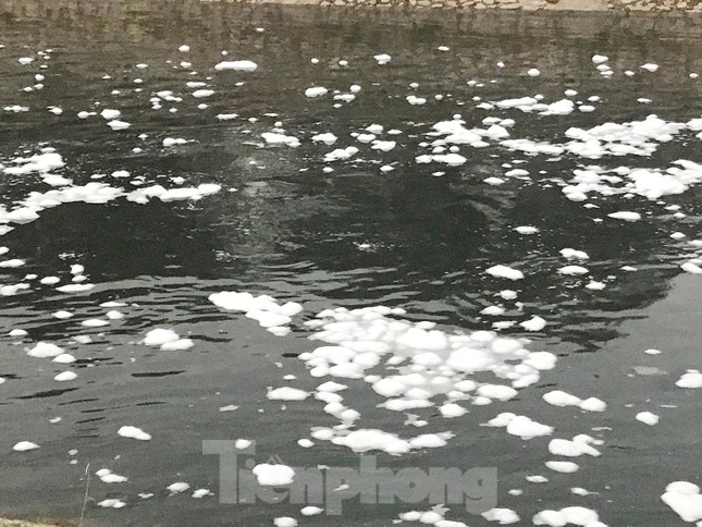 Hà Nội: Bất ngờ kênh dẫn nước Yên Sở bọt trắng như băng đổ ra sông Hồng - Ảnh 6.