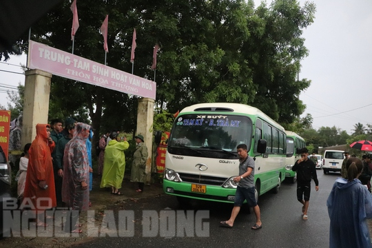 Miền Trung: Bắt đầu đưa dân đi sơ tán tránh bão Noru và áp dụng khung giờ giới nghiêm - Ảnh 14.