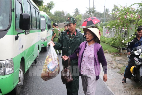 Miền Trung: Bắt đầu đưa dân đi sơ tán tránh bão Noru và áp dụng khung giờ giới nghiêm - Ảnh 6.