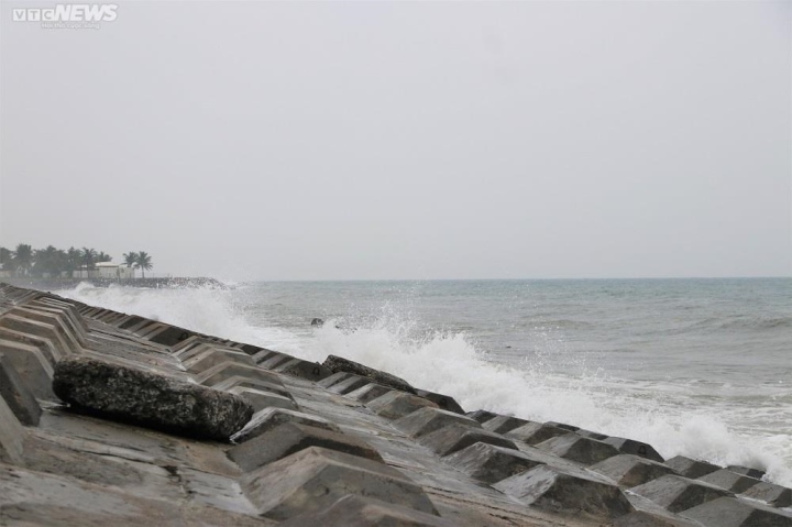 Siêu bão Noru quần thảo biển Đông, gần 2.400 ngư dân Quảng Nam vẫn ở ngoài khơi - Ảnh 1.