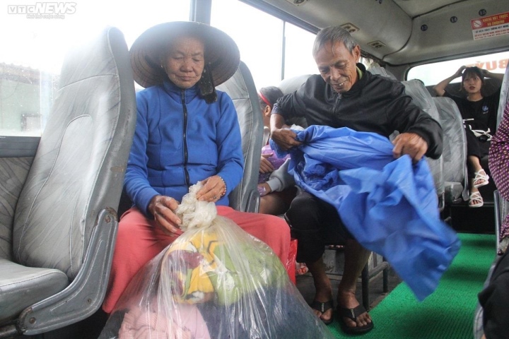 Hàng nghìn người dân ven biển Quảng Nam khăn gói sơ tán để tránh siêu bão Noru - Ảnh 5.