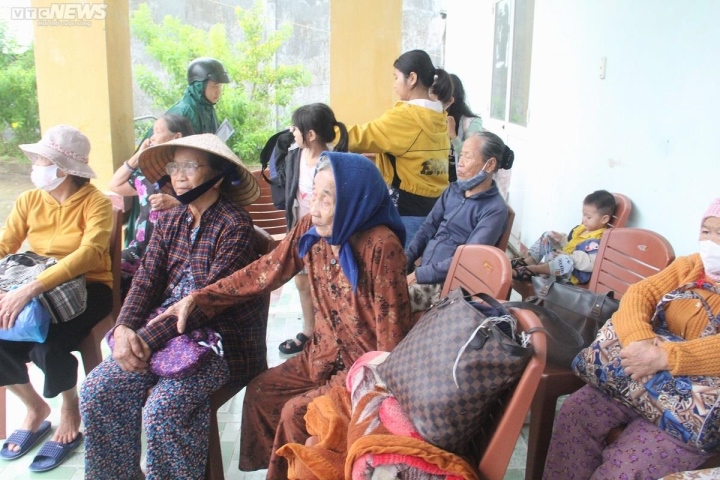 Hàng nghìn người dân ven biển Quảng Nam khăn gói sơ tán để tránh siêu bão Noru - Ảnh 1.