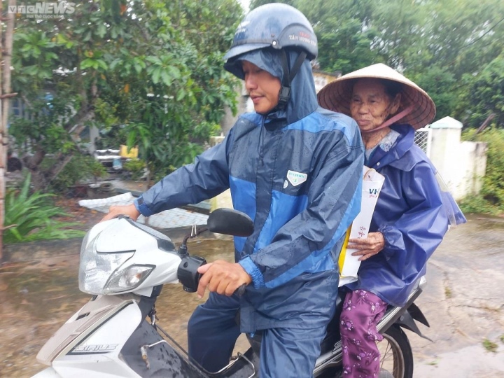 Hàng nghìn người dân ven biển Quảng Nam khăn gói sơ tán để tránh siêu bão Noru - Ảnh 2.