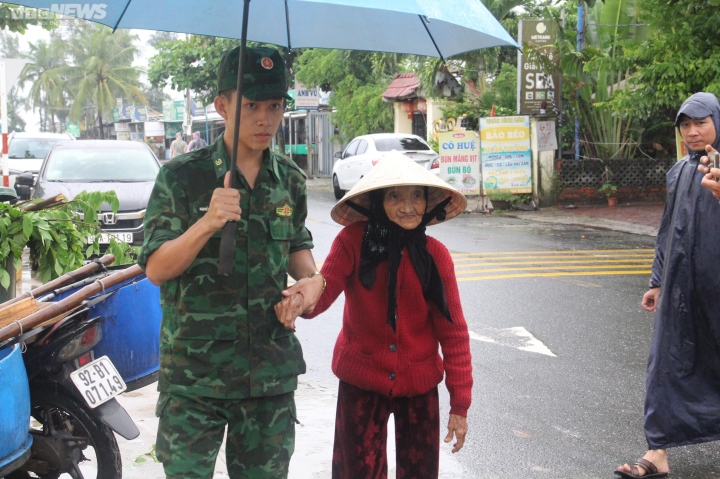Hàng nghìn người dân ven biển Quảng Nam khăn gói sơ tán để tránh siêu bão Noru - Ảnh 6.