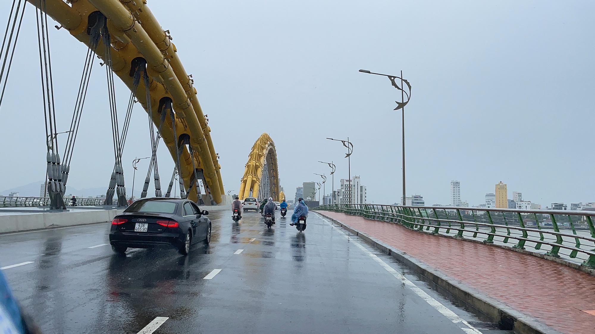 Đà Nẵng 7 tiếng trước khi siêu bão Noru đổ bộ: Thành phố vắng vẻ, người dân thản nhiên đưa con đi dạo biển - Ảnh 7.