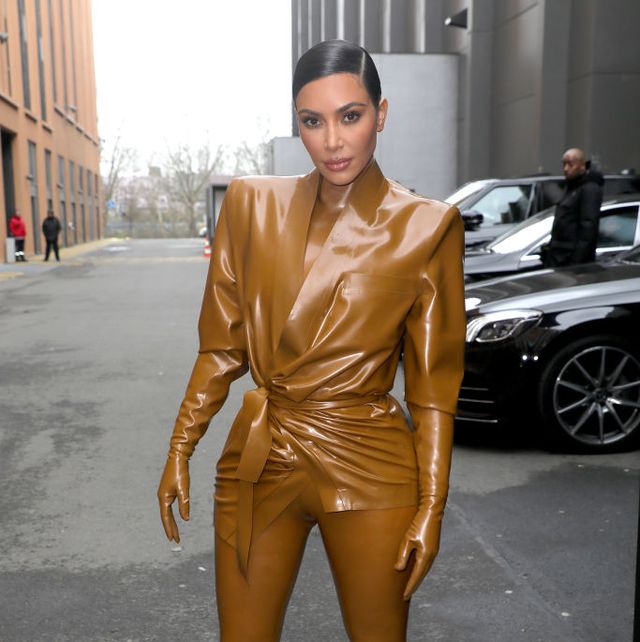 Kim Kardashian nhảy &quot;tưng tưng&quot; lên cầu thang vì bộ đầm bó sát sạt - Ảnh 5.