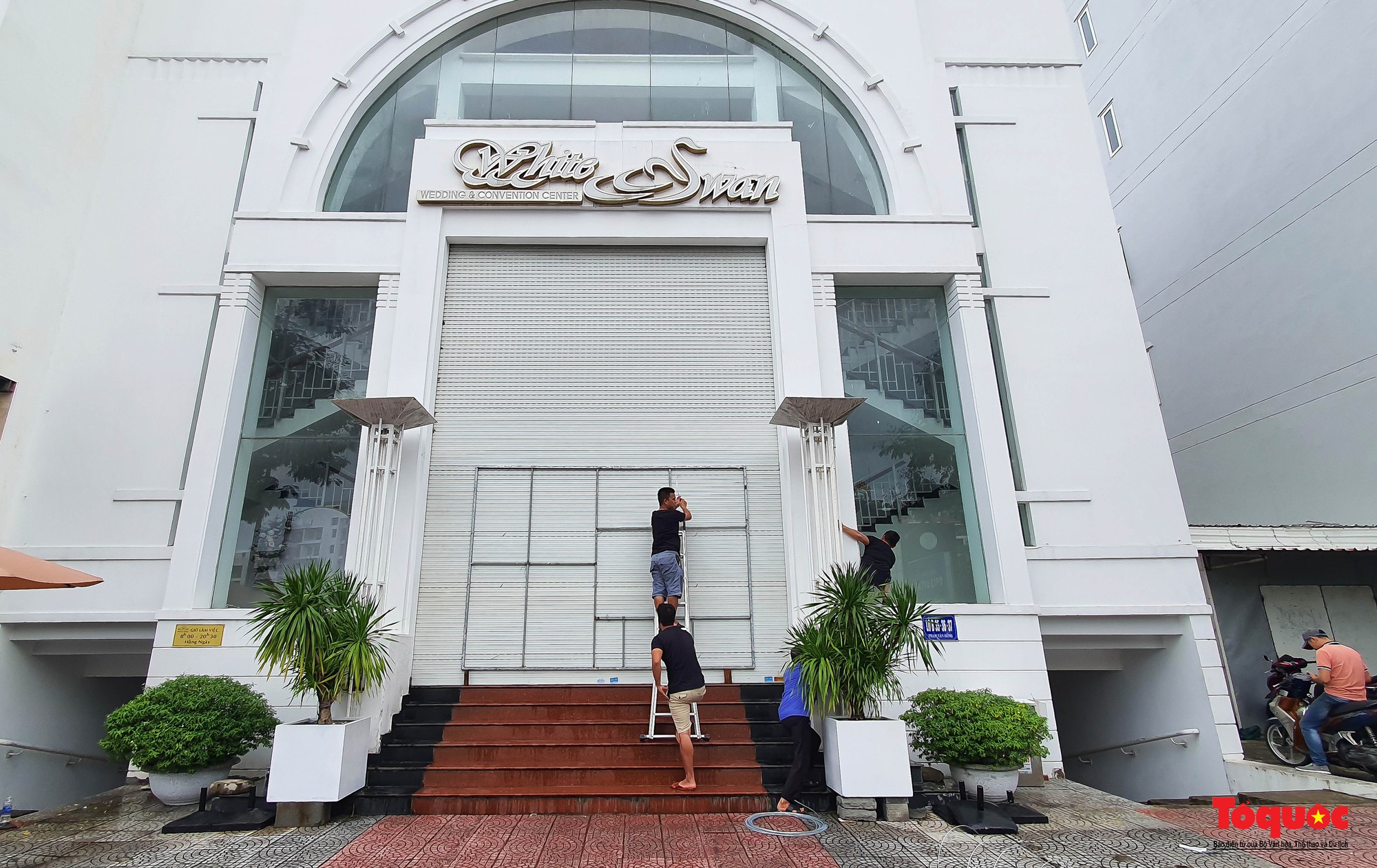 Khách sạn ven biển Đà Nẵng cấp tốc phòng chống bão Noru, đảm bảo an toàn cho du khách - Ảnh 3.