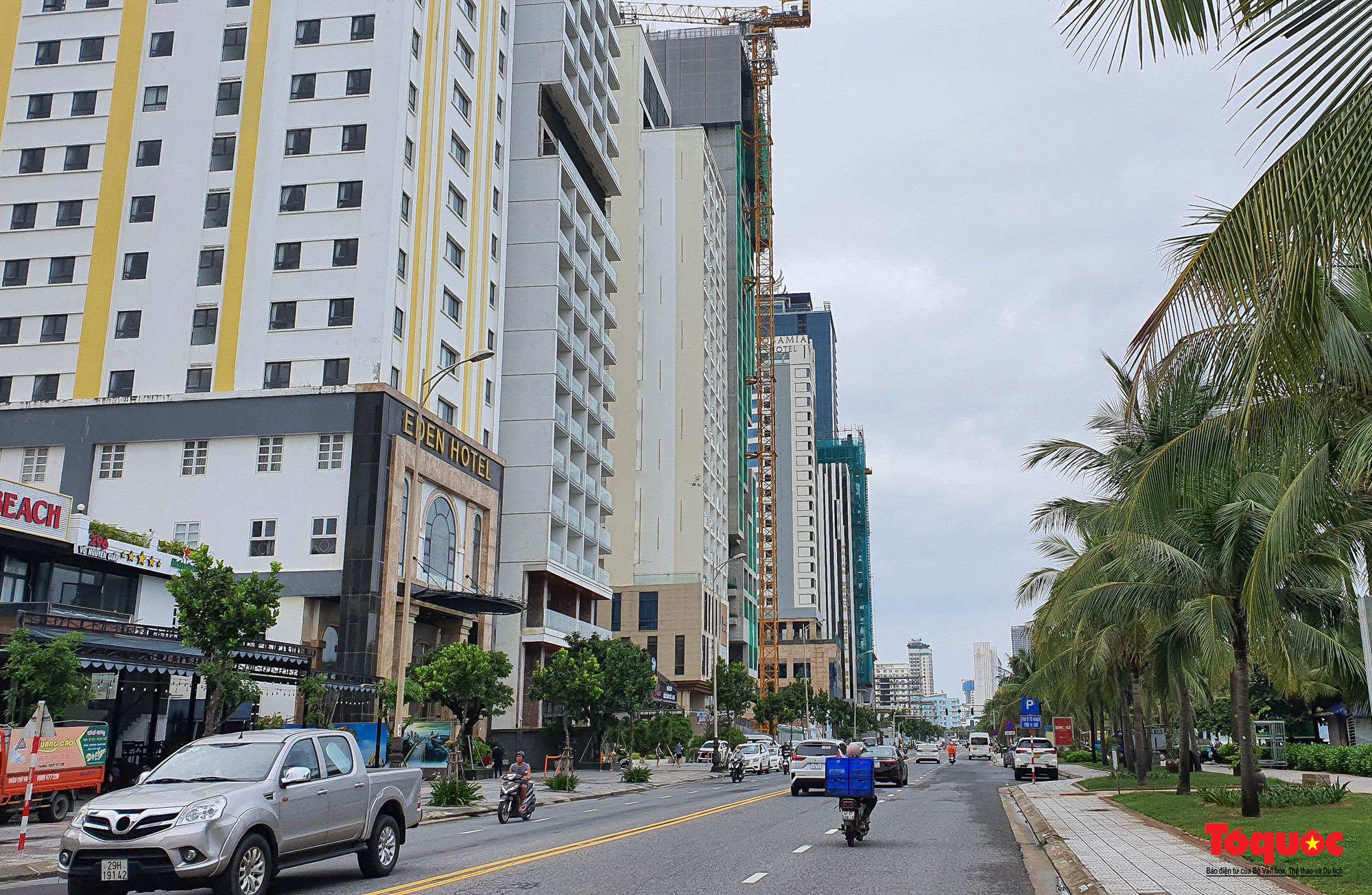 Khách sạn ven biển Đà Nẵng cấp tốc phòng chống bão Noru, đảm bảo an toàn cho du khách - Ảnh 2.