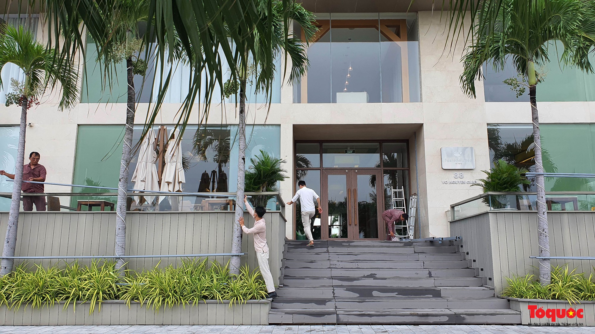 Khách sạn ven biển Đà Nẵng cấp tốc phòng chống bão Noru, đảm bảo an toàn cho du khách - Ảnh 14.