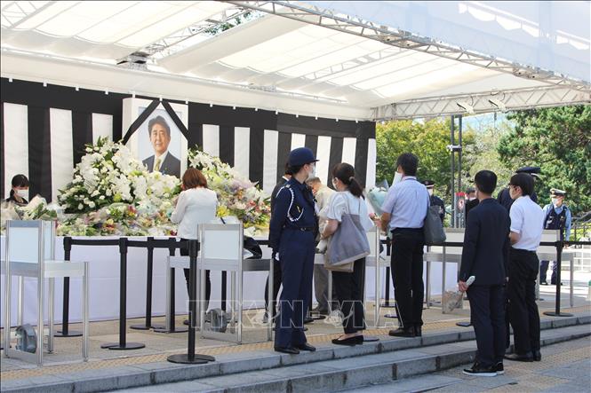 Đông đảo người dân Nhật Bản tới viếng cố Thủ tướng Abe Shinzo - Ảnh 1.
