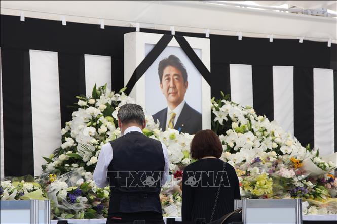 Đông đảo người dân Nhật Bản tới viếng cố Thủ tướng Abe Shinzo - Ảnh 2.