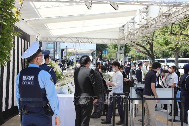 Đông đảo người dân Nhật Bản tới viếng cố Thủ tướng Abe Shinzo - Ảnh 7.