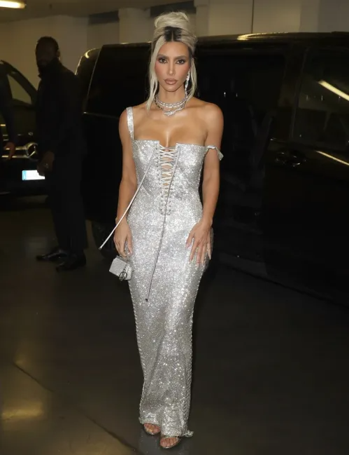 Kim Kardashian phải nhảy lên cầu thang vì bộ đầm bó sát - Ảnh 1.