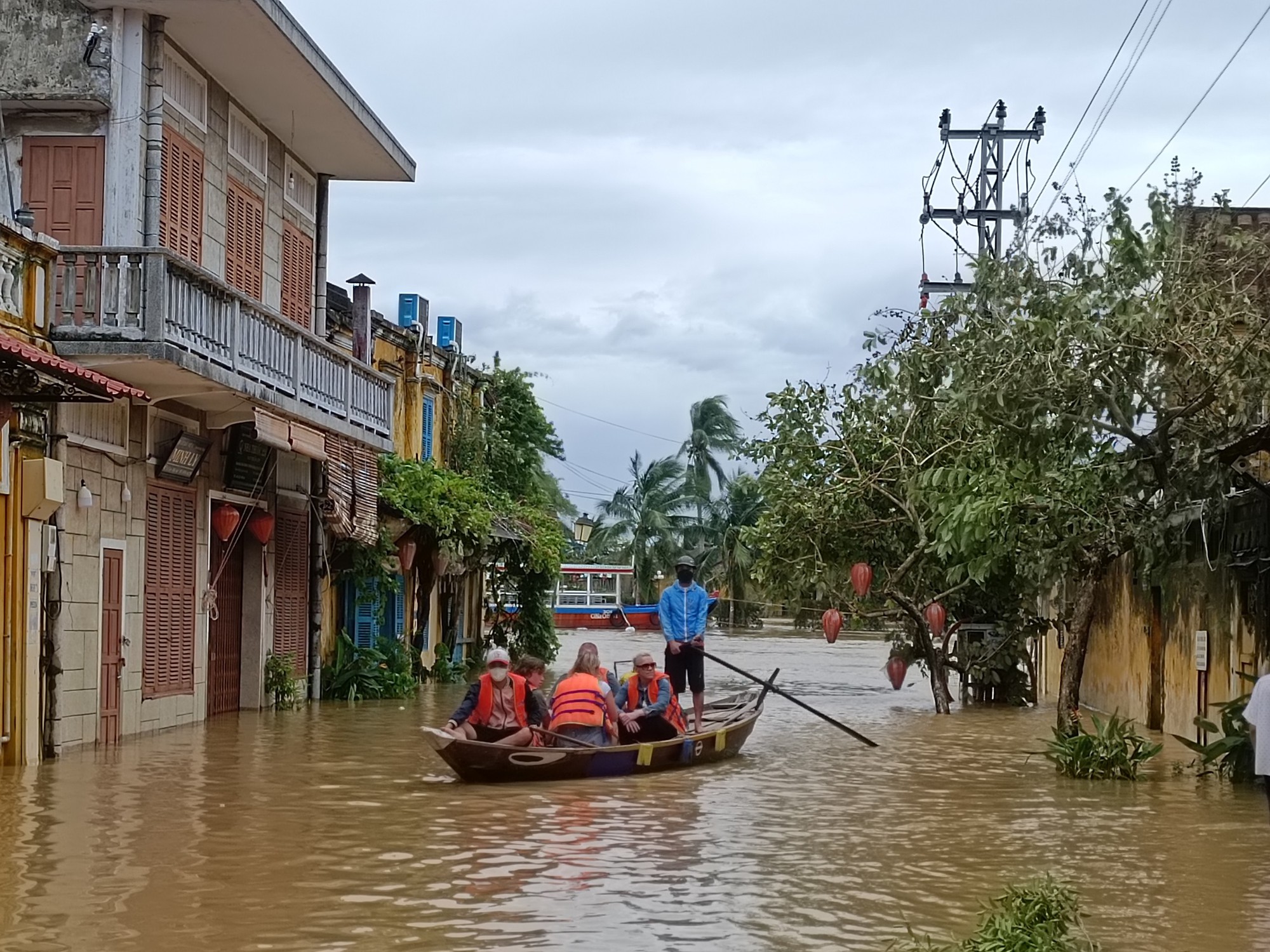 Sau bão, người dân Hội An gấp rút di dời đồ đạc, đối mặt với lũ quét cảnh báo cấp độ 2 - Ảnh 4.