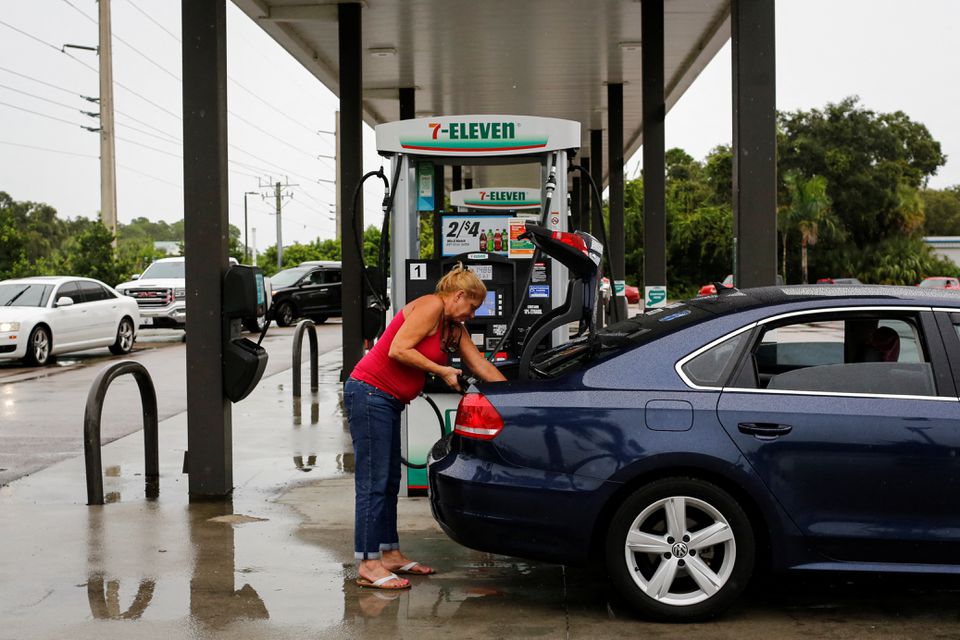 Bão nguy hiểm Ian đang di chuyển tới Florida, người dân đổ xô mua đồ tích trữ - Ảnh 2. Bão nguy hiểm Ian đang di chuyển tới Florida, người dân đổ xô mua đồ tích trữ - Ảnh 2.