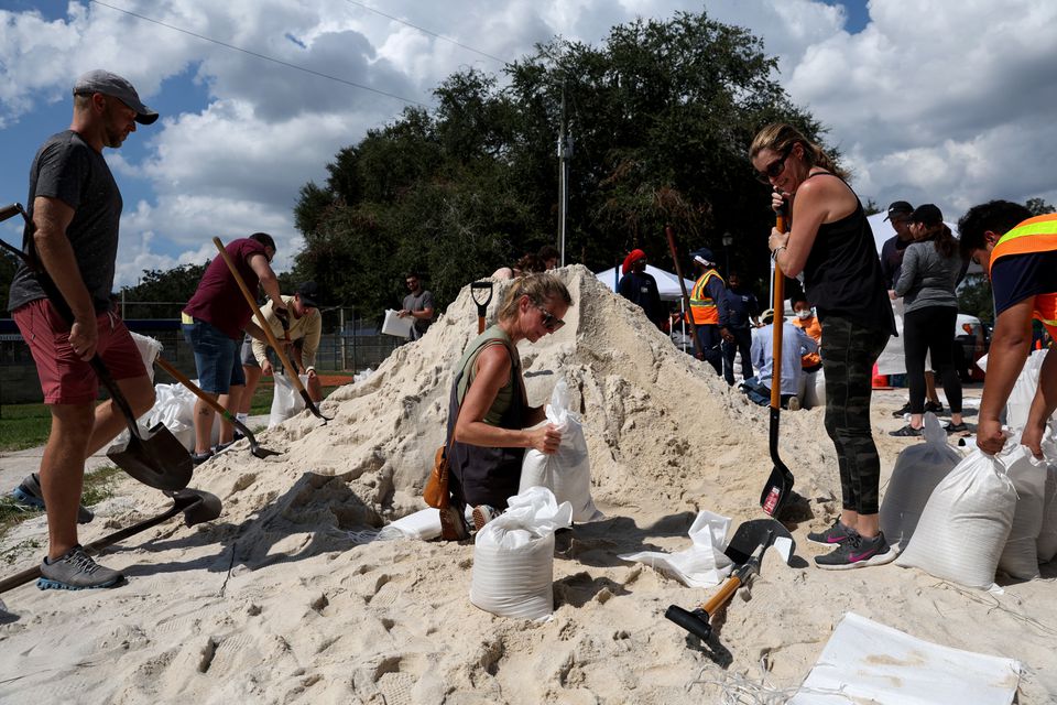 Bão nguy hiểm Ian đang di chuyển tới Florida, người dân đổ xô mua đồ tích trữ - Ảnh 1. Bão nguy hiểm Ian đang di chuyển tới Florida, người dân đổ xô mua đồ tích trữ - Ảnh 1.