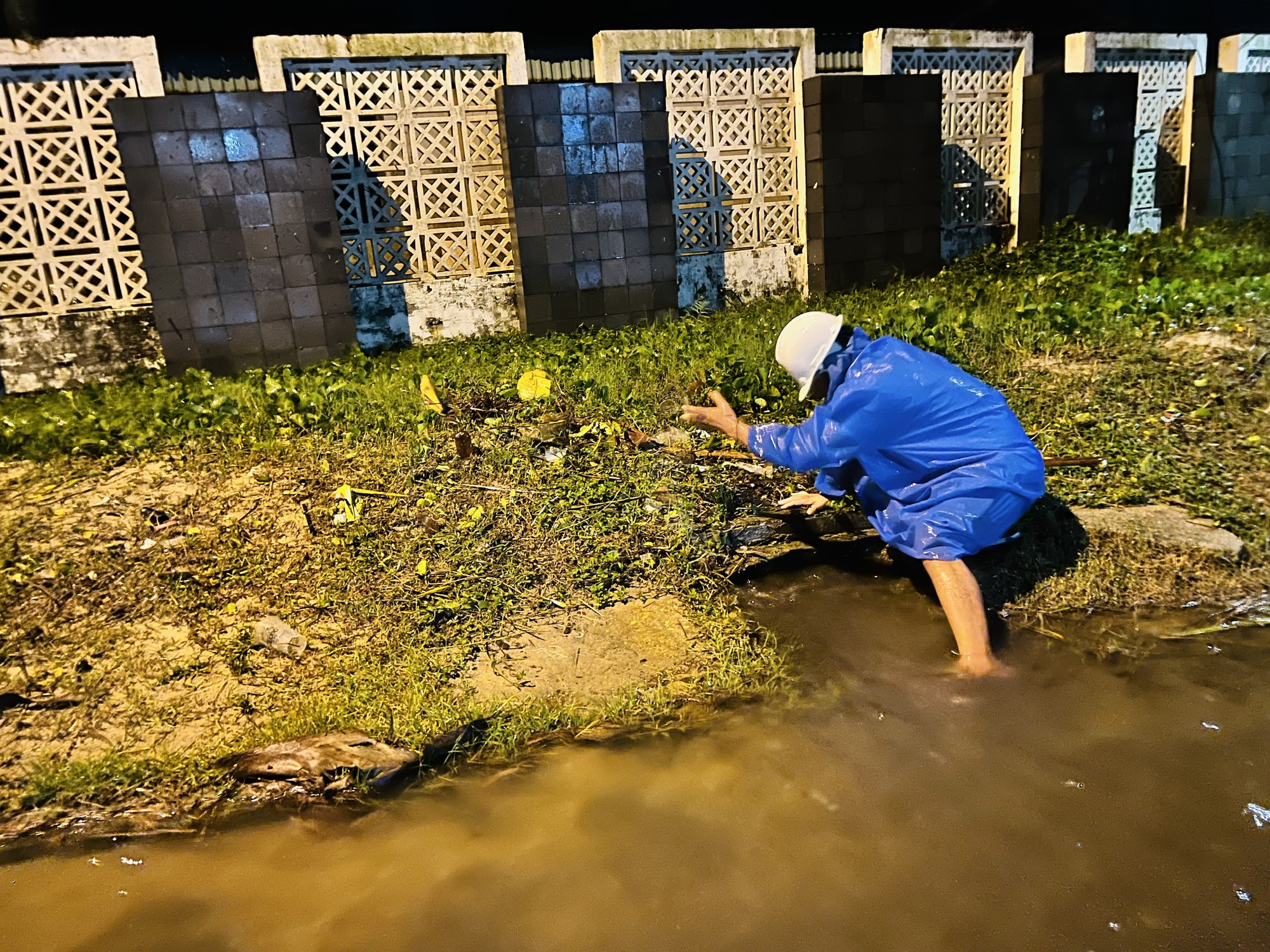 Người dân Cửa Đại ở khu sơ tán tránh bão NORU: &quot;Không biết khi về mình còn nhà không?!&quot; - Ảnh 6.