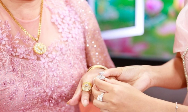 Con dâu tặng nhẫn kim cương cho mẹ chồng trên sóng truyền hình