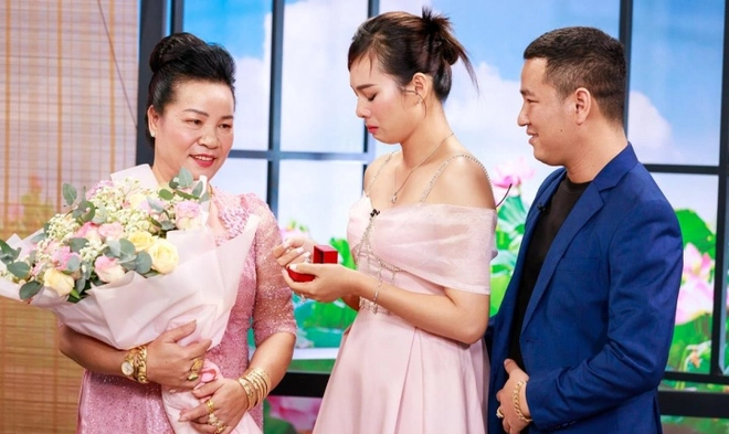 Con dâu tặng nhẫn kim cương cho mẹ chồng trên sóng truyền hình