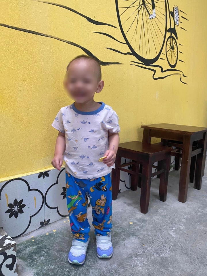 Bé trai 2 tuổi bị bỏ rơi dưới trời mưa ở Hà Nội - Ảnh 1.