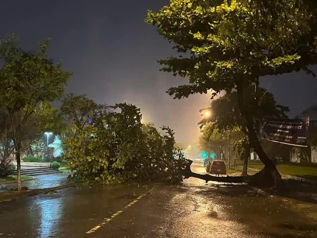 Chùm ảnh: Đường phố Đà Nẵng không bóng người, “nín thở” chờ bão Noru - Ảnh 8.