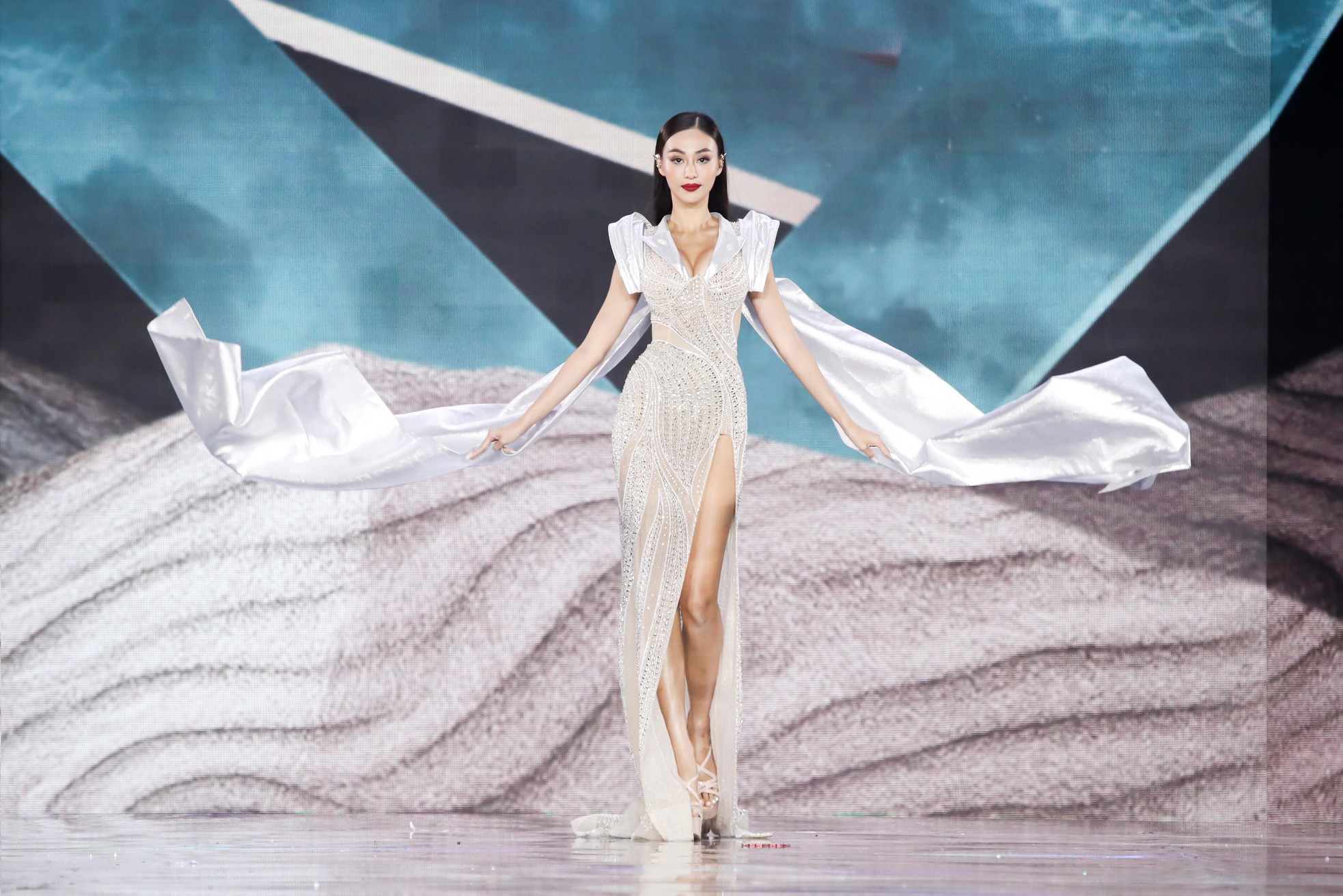 Váy dạ hội sexy ở chung khảo Hoa hậu Hòa bình Việt Nam 2022 - Ảnh 5.