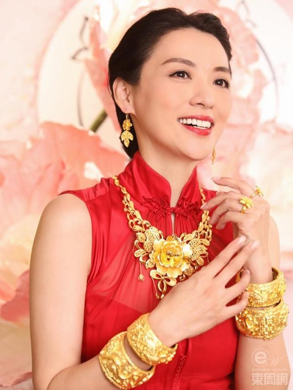 Nữ diễn viên Trần Vỹ đeo trĩu vàng ở lễ cưới - Ảnh 2.