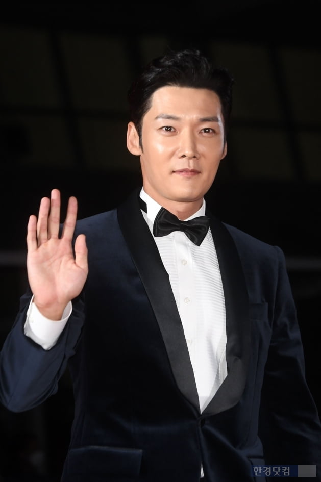 Thảm đỏ lễ trao giải APAN Star Awards 2022: Song Joong Ki dẫn đần dàn mỹ nam - Ảnh 4.