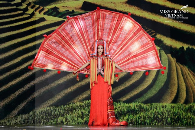 Trang phục dân tộc của Bảo Ngọc ở Hoa hậu Liên lục địa - Ảnh 1.