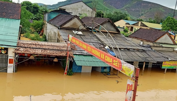 Nước lũ dâng cao, nhiều thôn xóm ở Nghệ An bị cô lập - Ảnh 2.