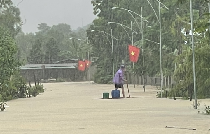 Nước lũ dâng cao, nhiều thôn xóm ở Nghệ An bị cô lập - Ảnh 5.