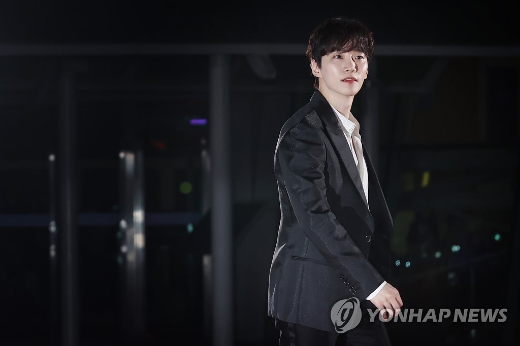 Thảm đỏ lễ trao giải APAN Star Awards 2022: Song Joong Ki dẫn đần dàn mỹ nam - Ảnh 2.