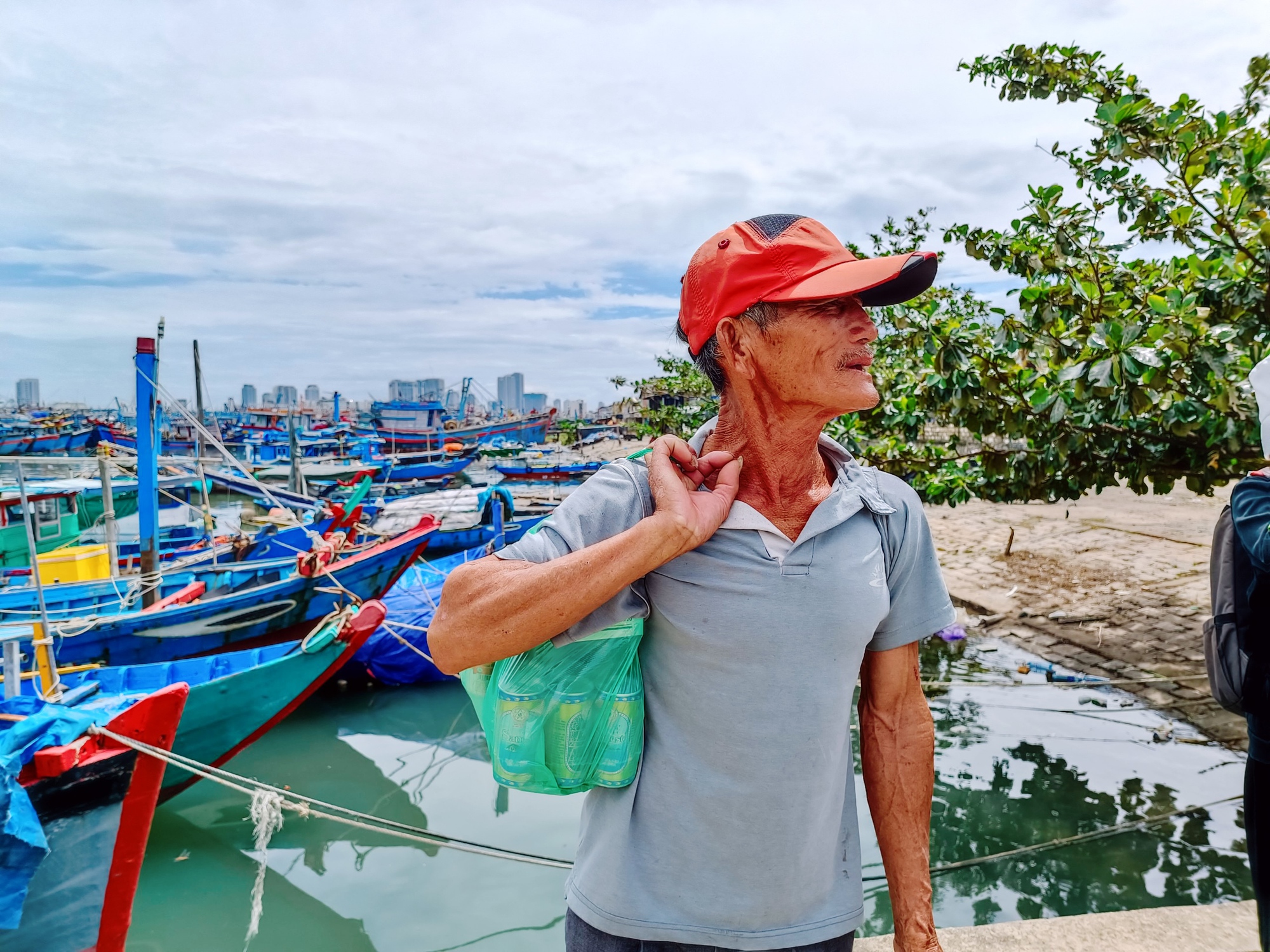 Ngư dân miền Trung phấn khởi ra khơi sau nhiều ngày tránh bão Noru: &quot;Cầu mong chuyến đi này thuận lợi, gặp nhiều cá tôm&quot;  - Ảnh 7.