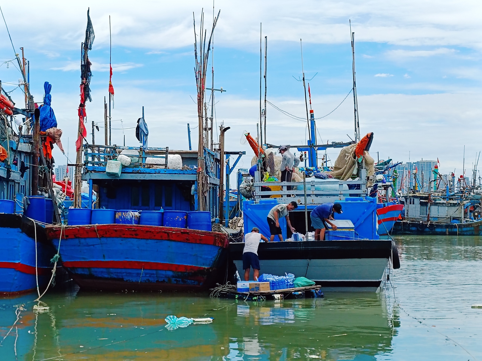 Ngư dân miền Trung phấn khởi ra khơi sau nhiều ngày tránh bão Noru: &quot;Cầu mong chuyến đi này thuận lợi, gặp nhiều cá tôm&quot;  - Ảnh 3.