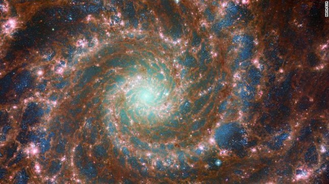 NASA công bố hình ảnh mới đẹp choáng váng về Thiên hà Bóng ma - Ảnh 1.