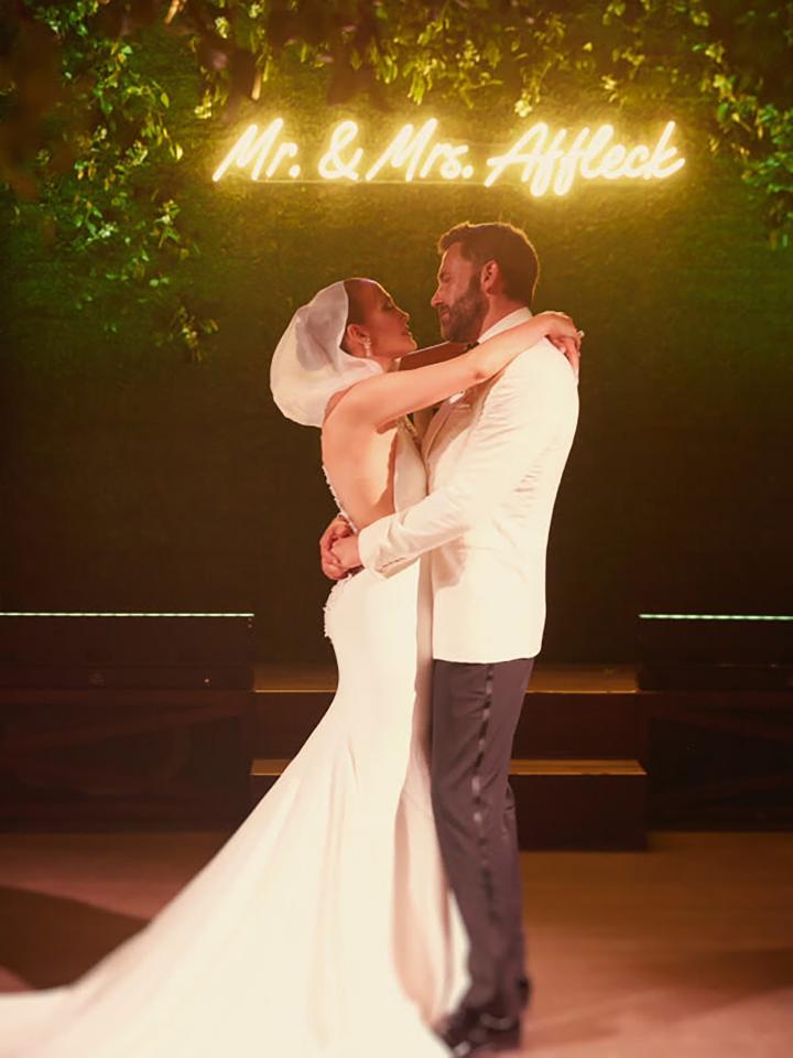 Jennifer Lopez tiết lộ trang phục dạ tiệc bằng vàng trong đám cưới với Ben Affleck - Ảnh 5.