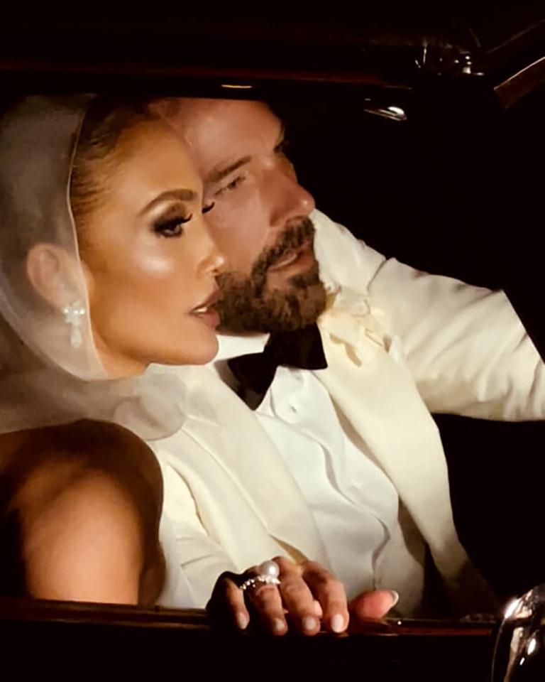Jennifer Lopez tiết lộ trang phục dạ tiệc bằng vàng trong đám cưới với Ben Affleck - Ảnh 6.