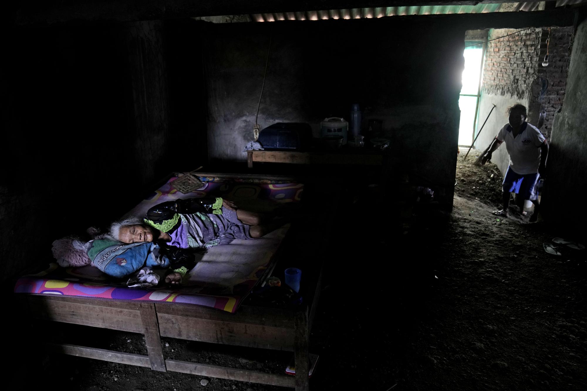 Những mảnh đời mắc kẹt trong ngập lụt ở Indonesia: 'Tôi già rồi, chẳng làm gì được nữa' - Ảnh 8.