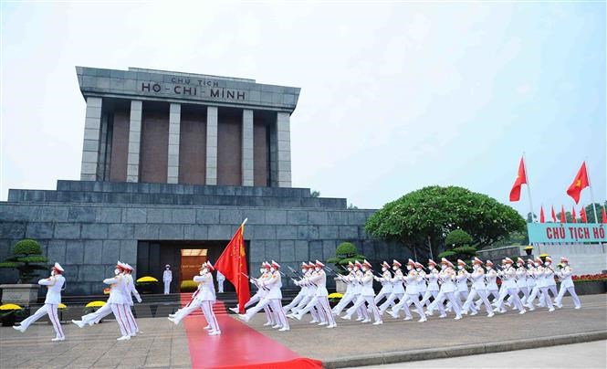 Gần 29.000 lượt người vào Lăng viếng Bác trong ngày Quốc khánh 2-9 - Ảnh 1.