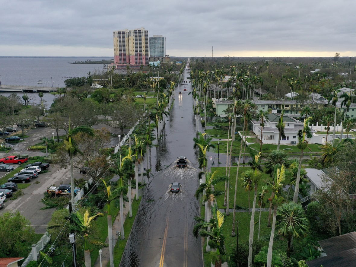Bão Ian tại Mỹ: Nhiều người bị mắc kẹt, mạng lưới điện bị sập và thiệt hại trên diện rộng ở Florida - Ảnh 2.