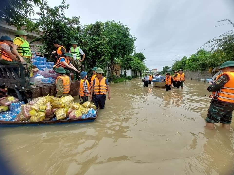 Tình người trong tâm lũ Nghệ An - Ảnh 11.