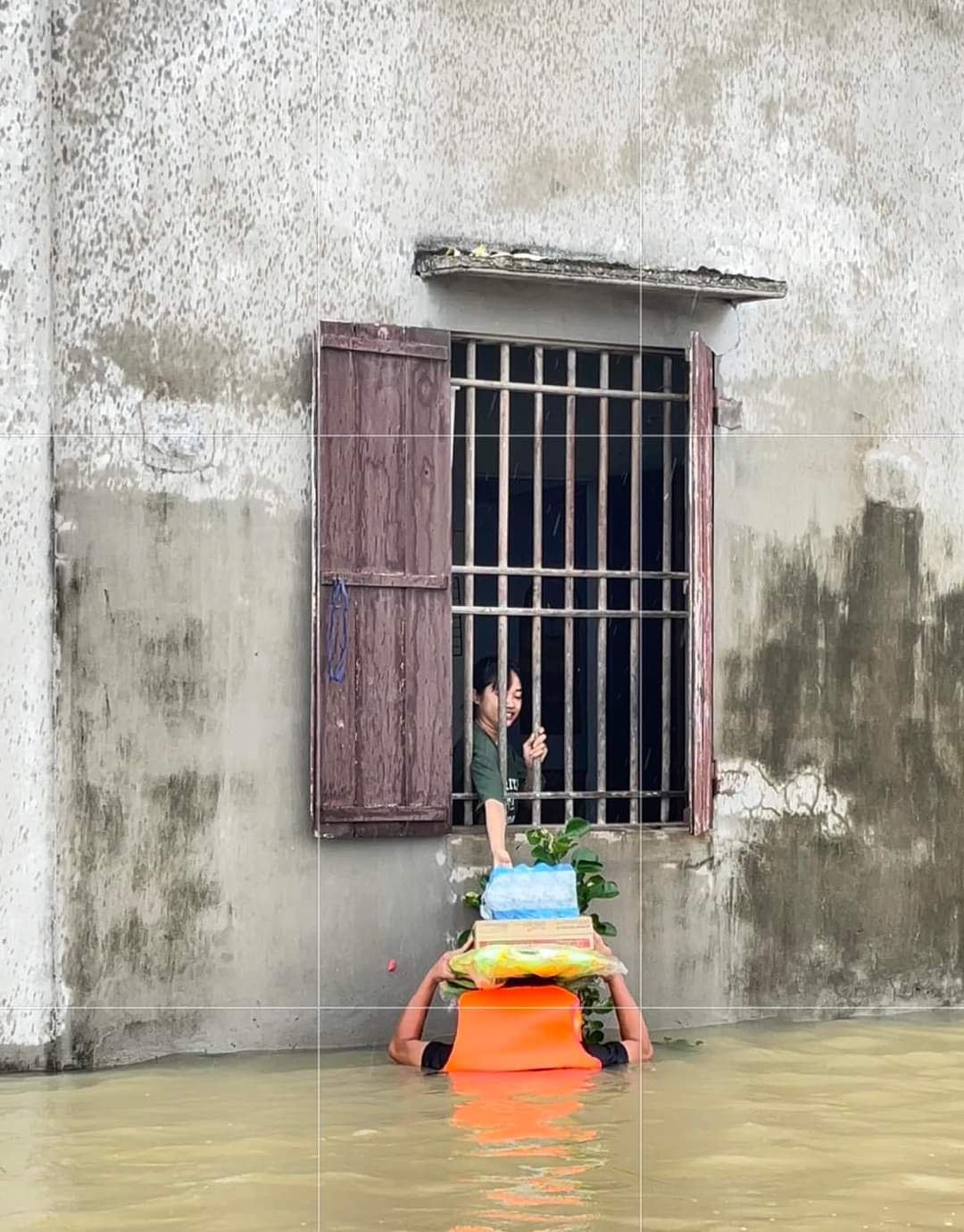 Tình người trong tâm lũ Nghệ An - Ảnh 9.