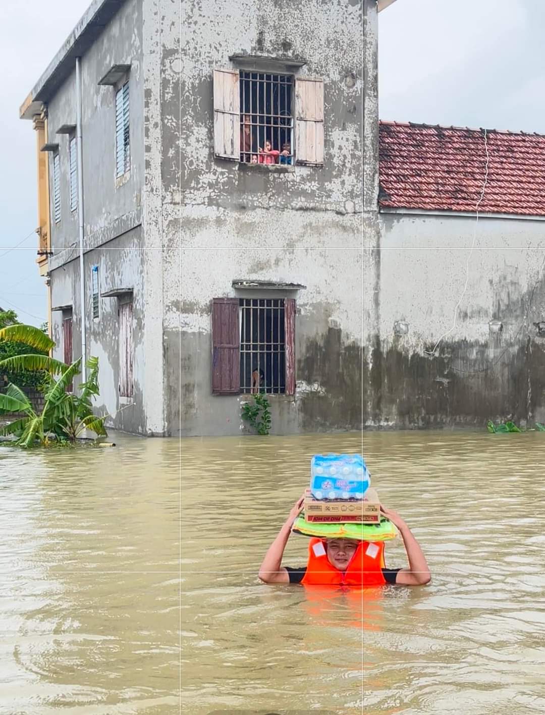 Tình người trong tâm lũ Nghệ An - Ảnh 8.